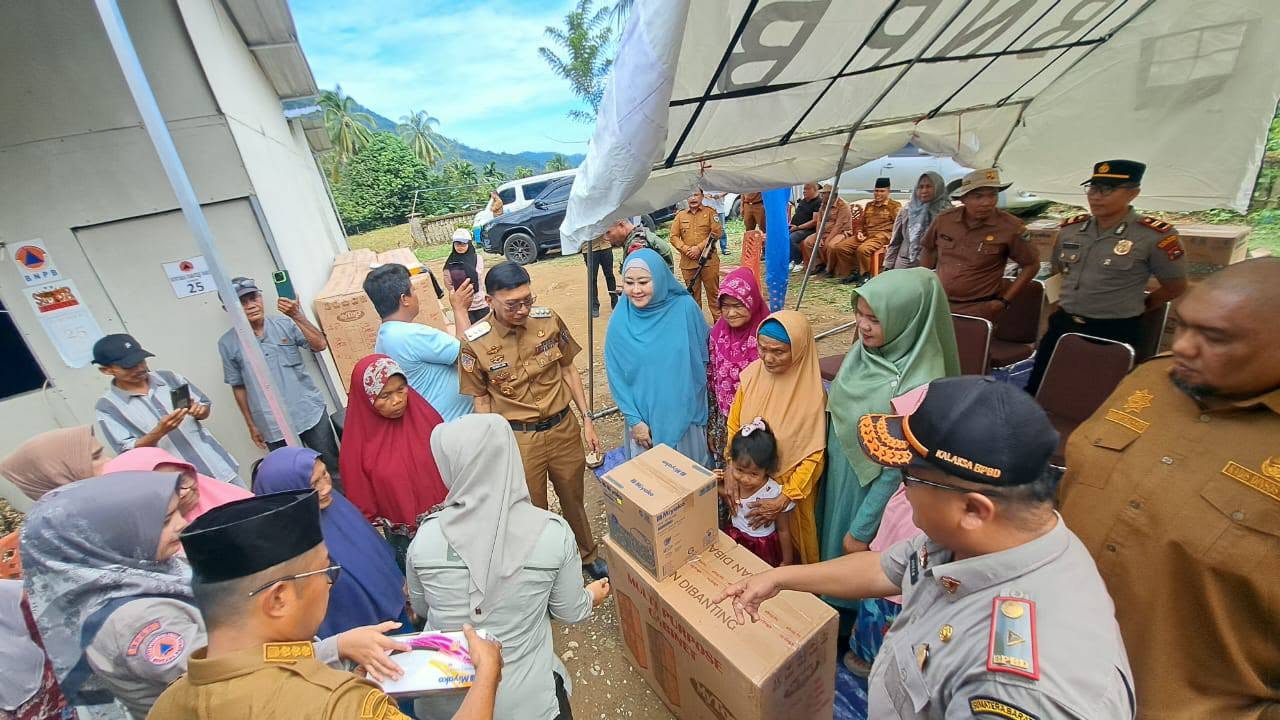 Penyerahan Bantuan untuk Masyarakat Huntara